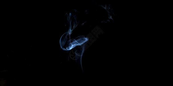 蒸汽黑色背景上的蓝烟雾火灾设计黑色背景上的烟雾火灾设计覆盖质地图片