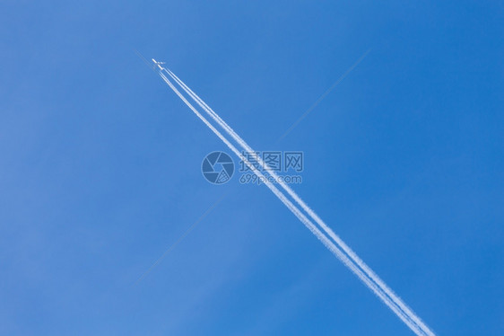 旅行蓝天喷气式飞机长途行踪迹引擎图片