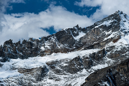 喜马拉雅山GokyoRi高峰会观看的岩石和雪攀登旅行昆布图片