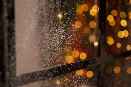 雪对窗口的bokeh效果玻璃抽象的窗户图片