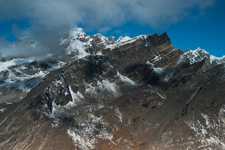 蓝色的云顶峰来自尼泊尔喜马拉雅山峰顶端的地景图片