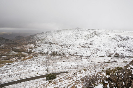 农村西班牙北布尔戈斯省ParamodeMasa山脉的雪地景观雨公园图片