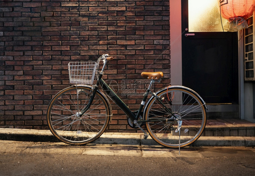 在室内高的清晰度光照旧自行车用棕详细度彩色照片质量好的照片镇图片