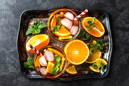 森林食物自制的柑橘冰茶夏季饮料新鲜品桌子图片