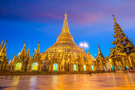 旅游日落时缅甸仰光的Shwedagon塔台修道院黄昏图片