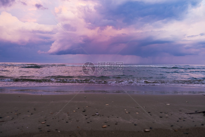 蓝色小时黑暗的黄昏在塞浦路斯岛拉纳卡市麦肯齐海滩的暴风天图片