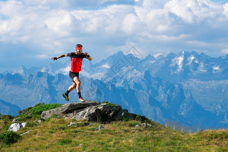 自然跑步踪迹参加山脊培训的天上运动员图片