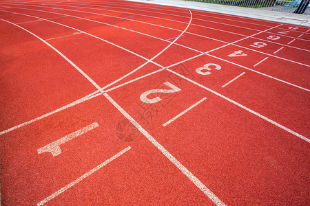 田径运动员健康竞技场体育白线和户外体育场赛马红色橡皮道的纹理是8个田径和绿草地有铁轨足球场和的空运动比赛背景