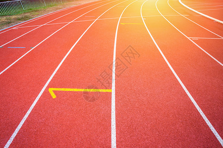 赛马场跑步体育白线和户外体育场赛马红色橡皮道的纹理是8个田径和绿草地有铁轨足球场和的空运动地图片