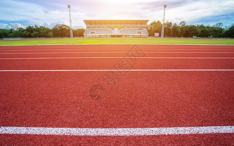 有质感的画绿色体育场白线和户外体育场赛马红色橡皮道的纹理是8个田径和绿草地有铁轨足球场和的空运动图片