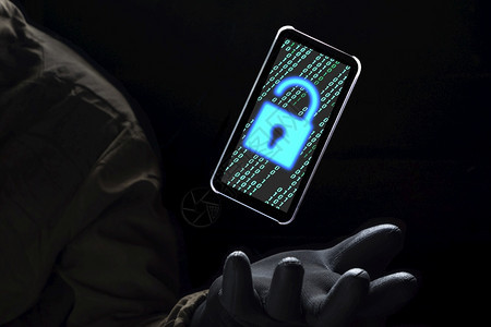 黑色的在客上方智能手机屏幕上漂浮在黑手套客和互联网络犯罪概念上的黑衣底背景客和网络犯罪概念上带有绿色二进制代码的近光无线图标男人图片