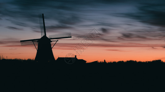 复制磨农村日落时的传统荷兰风车剪影日落时的传统荷兰风车剪影图片
