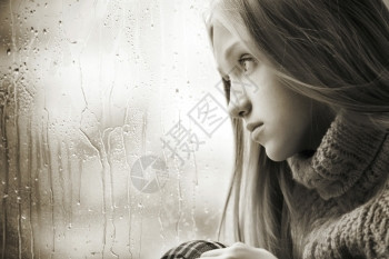 头发一位悲伤的青少年女黑白肖像她长的金发碧女郎在雨秋日坐窗户上季节仅有的图片