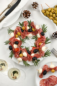 假期饮食一顿饭圣诞花圈含橄榄的抗沙拉米甘蔗婴儿乳酪图片
