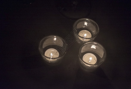 假期火焰蜡烛照亮了黑暗空间蜡烛照亮了黑暗灵图片