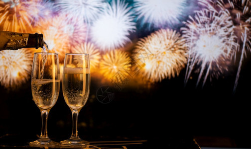 两杯香槟对抗烟花新年节的夜庆活动烟火丰富多彩的气泡图片