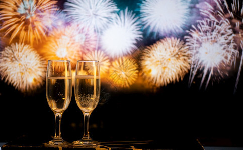 河干杯两香槟对抗烟花新年节的夜庆活动地标图片