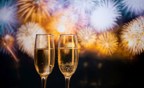 派对两杯香槟抗烟花新年节的夜庆活动假期香槟酒图片