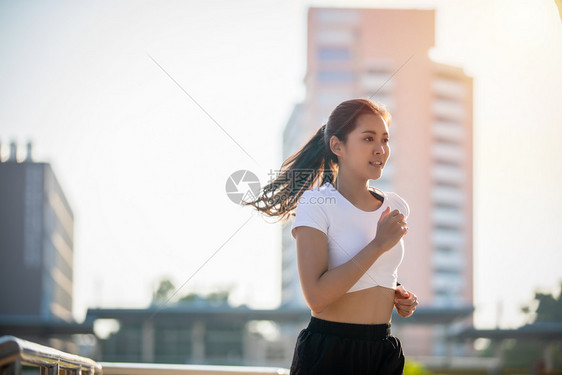 户外跑步运动的青年女子图片