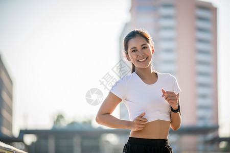 成人女士亚洲青年健身运动女在城市公路上奔跑和微笑竞技图片