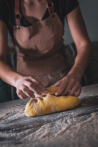 烹饪一顿饭手工制作的面包店用手戴围裙的女主厨图片