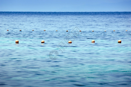 简单的马来西亚人海滩丰富的蓝水中海洋浮标简单构成图片