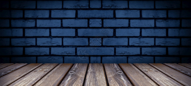 蓝色的小样砖墙背景上的空木制桌全景图像城市的图片