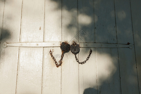 装有锁和铁链的旧漆过谷仓门结构体颜色景观图片