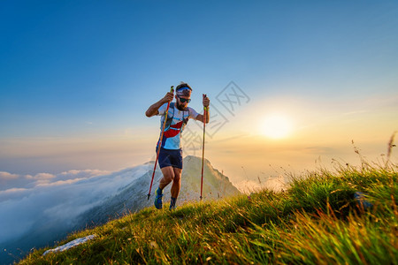 踪迹在后面远足山上有许多人阳台山后有日落图片