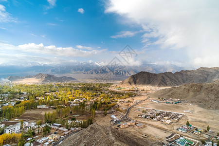 山人北部LehLadakh区秋天风景北部雪图片