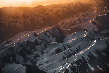 哈登冬季的雪山美景背景