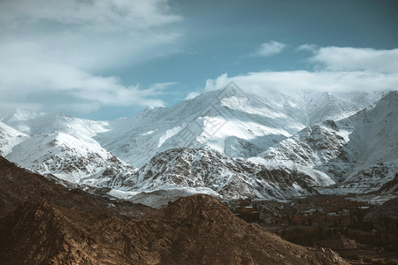 冬季的雪山美景图片