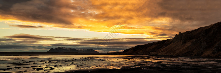 瓦特内斯水平的地标冰岛Hvitserkur附近的山脉和海洋日出时在Vatnsnes半岛的全景冰Hvitserkur附近的山脉和海图片