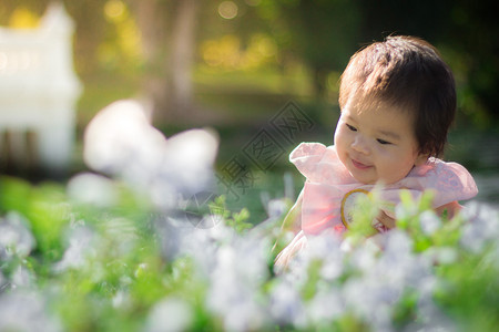 亚洲人微笑童年近身肖像亚洲可爱的有自然光背景女婴图片