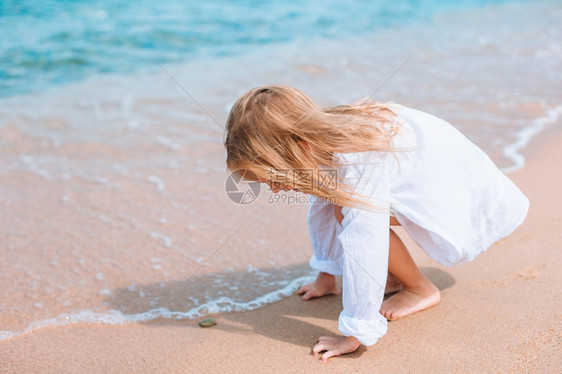 在沙滩上玩耍的小女孩图片