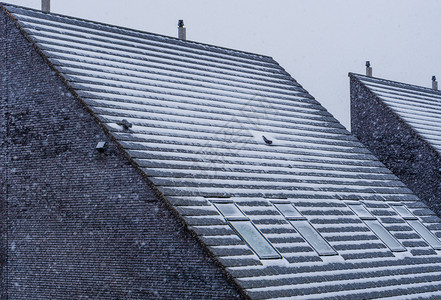 下雪的新冬季积寒冷的风杜丘建筑等现代尖顶屋邻里图片