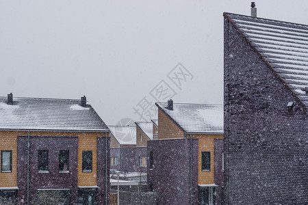 家建筑学雪天下覆盖的现代房顶屋荷兰盾建筑背景邻里图片