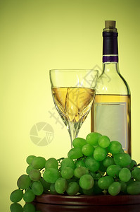 束玻璃和酒杯葡萄绿底的密封图片