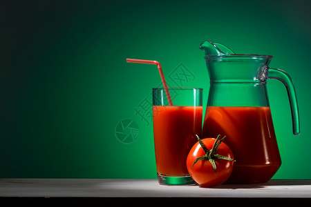 杯子里的番茄汁杯子里的洋瓜汁杯和罐子绿色背景的番茄汁蔬菜液体水壶图片