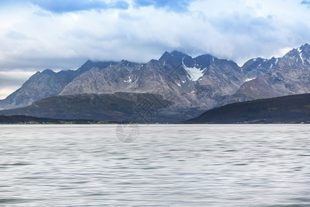 岛全景欧洲挪威多云的天空和海洋山区地貌缰绳图片