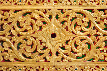 优质的金子细节雕刻在石墙背景上的金花模式泰寺庙背景图片