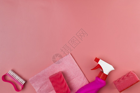 房子清洁粉红背景下最上视图的清理项目打扫在室内图片
