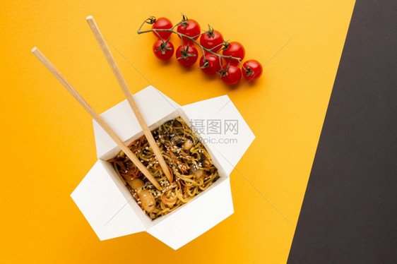 带番茄的亚洲菜美食新鲜素主义者图片