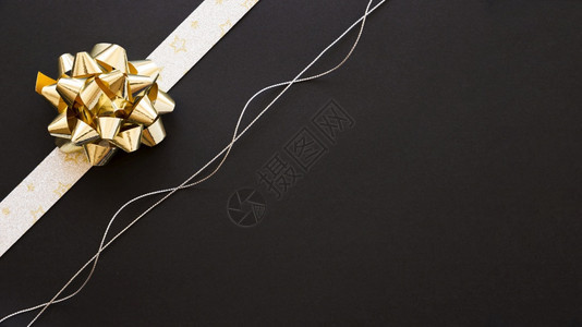 季节颜色装饰丝带弓银弦黑色背景庆典图片