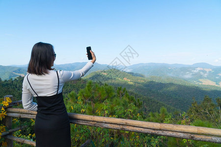 亚洲人白色的徒步旅行者亚洲女自拍旅行在冬季背景山上和森林中游渡节假日图片