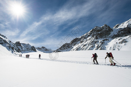 冬季滑雪登山者图片