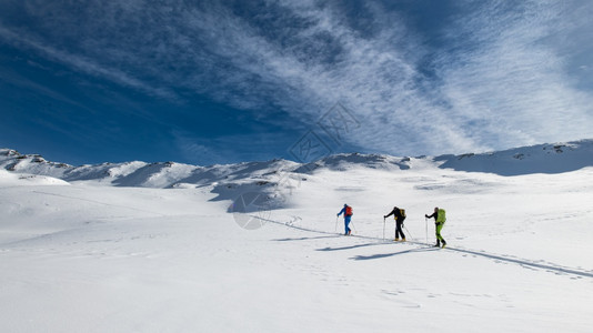 冬季滑雪登山者图片