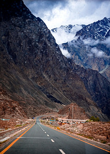 高速公路气候巴基斯坦卡拉科鲁姆公路狭窄的图片