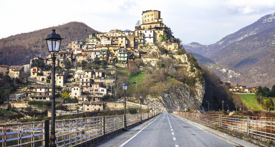 意大利传统中世纪山丘顶峰村borgoTurano湖托拉岛CasteldiTora意大利语路闲暇图片