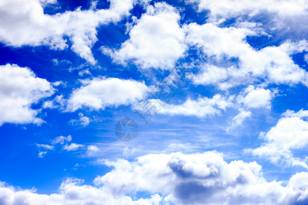 高的颜色蓝天背景与云彩平流层图片